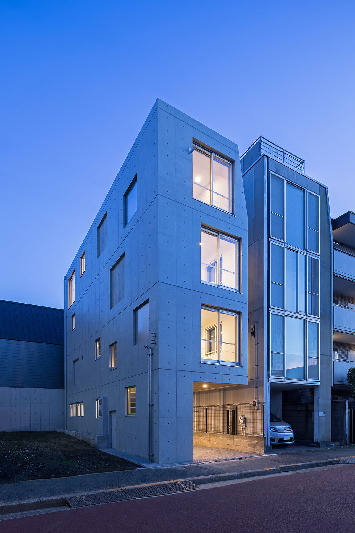 Ryuichi Sasaki Architecture built staircase-linked layered housing in Tokyo 