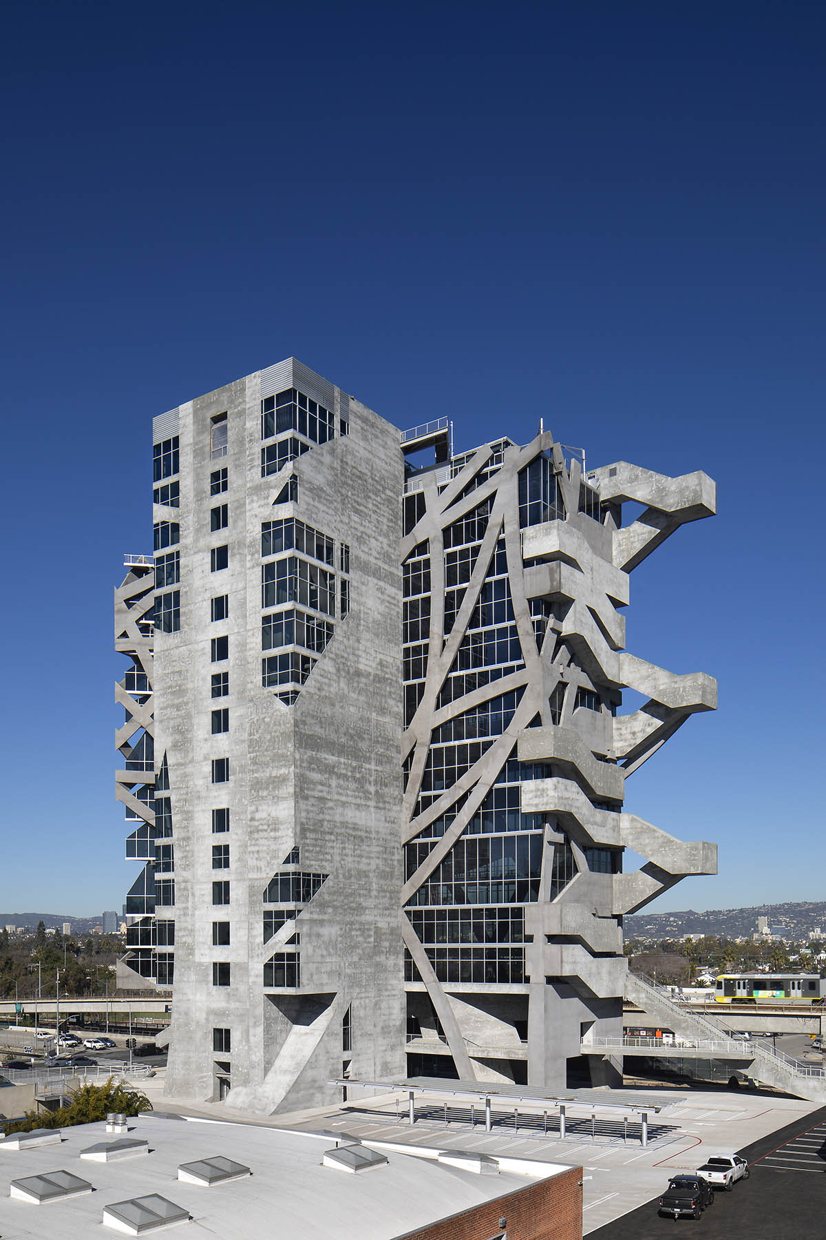 Eric Owen Moss Architects completes (W)rapper with continuous steel bands in Los Angeles 