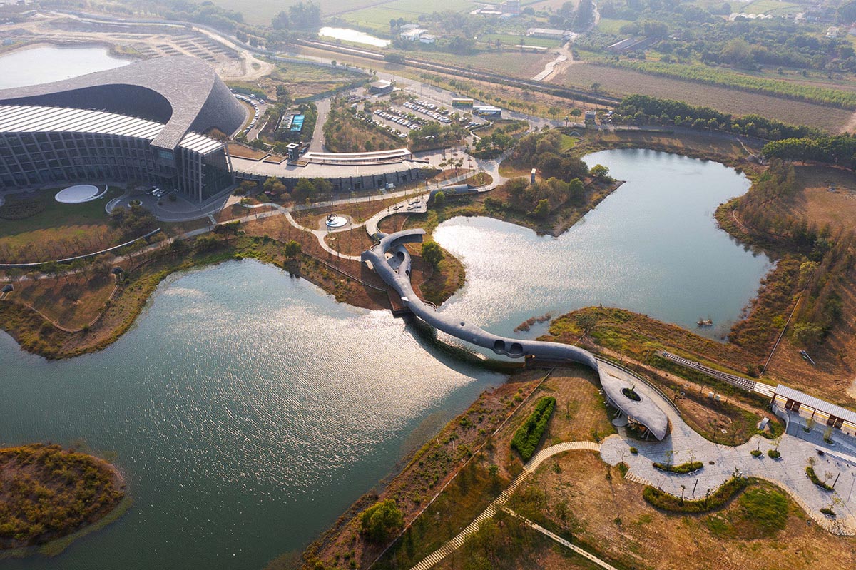 Liao Weili completes a bridge that doesn’t look like a bridge