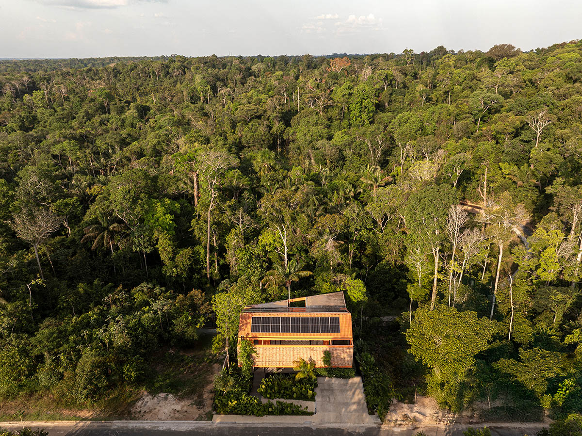 Pupunha House offers skyward oasis amidst a lush landscape in Manaus