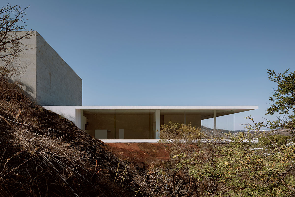 Horizontal Shi House by HW Studio acts like smooth transition on the Mexican ravine 