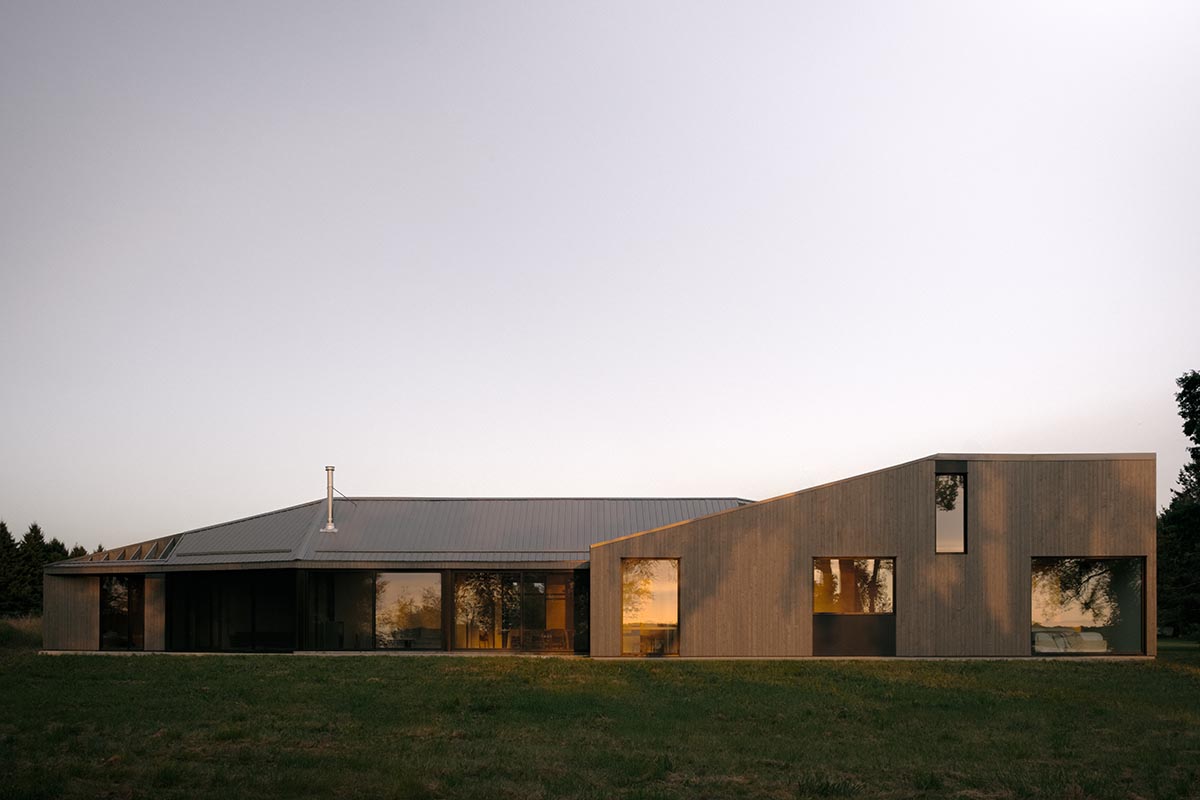 South Bay House portrays its mesmerizing surroundings with spacious windows in Ontario