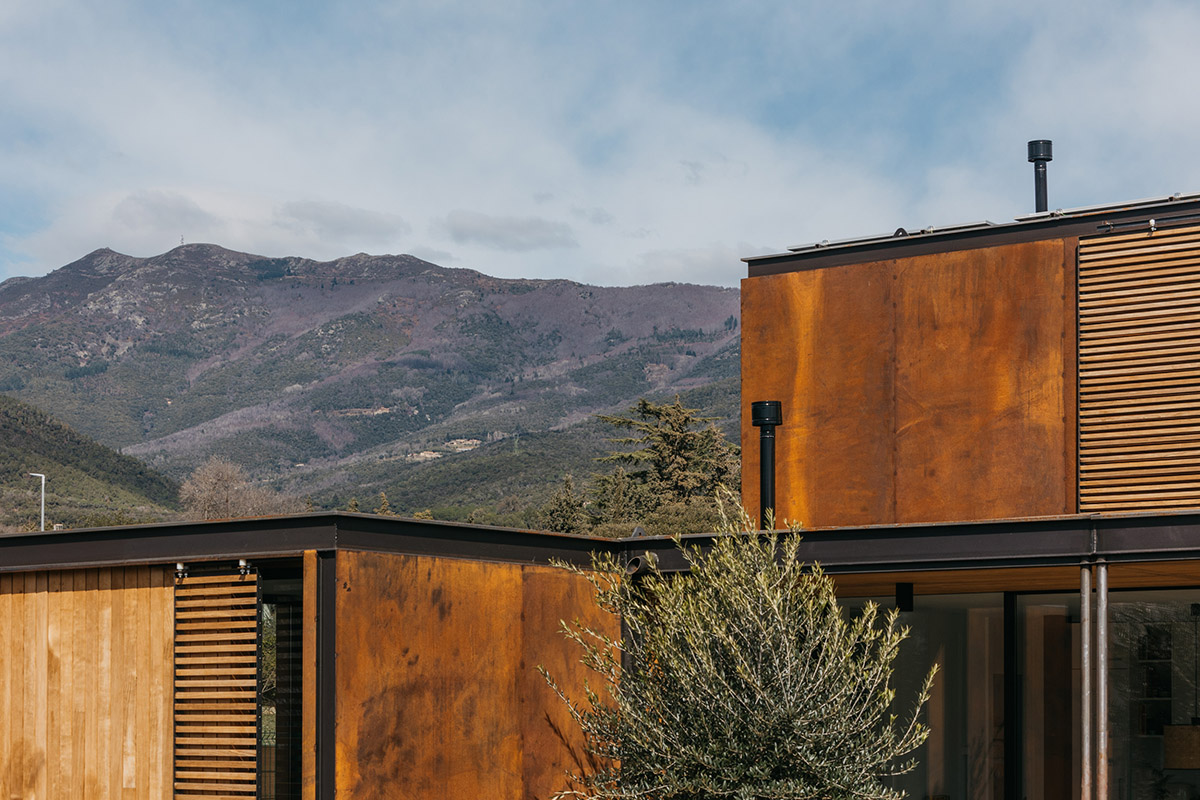  delaVegaCanolasso completes corten steel house in Barcelona 