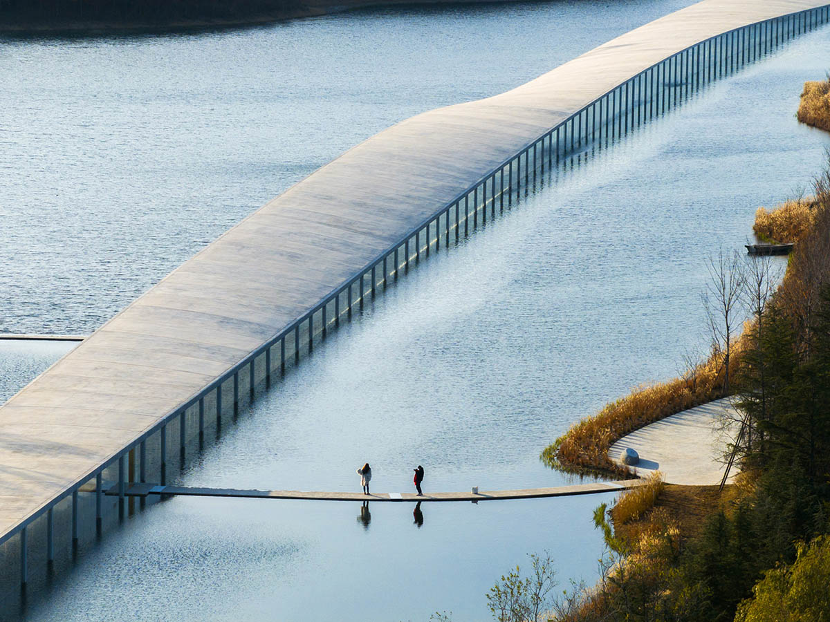 Junya Ishigami+Associates built one-kilometre-long museum on a manmade lake in China 