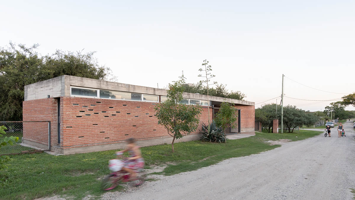 Barq's taller de arquitectura completes brick House - Workshop in Córdoba