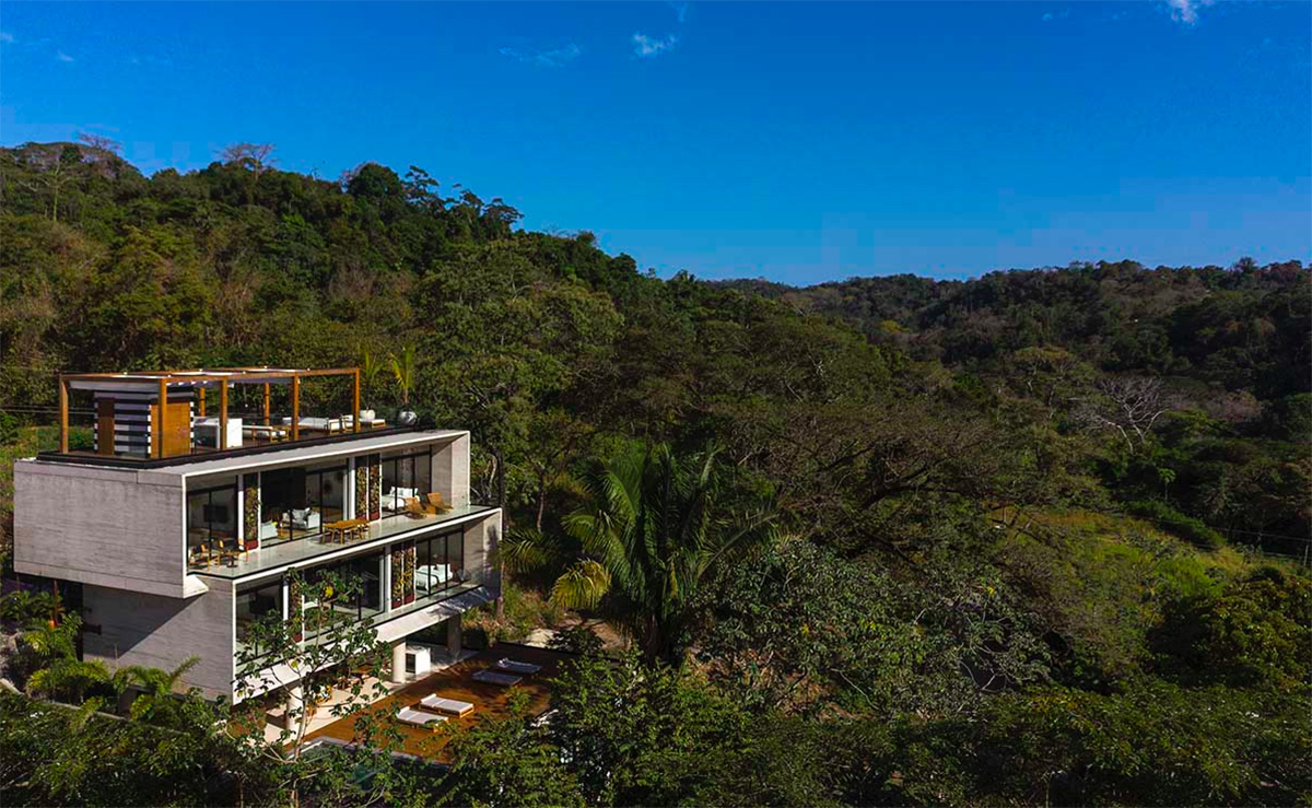 VOID completes Guarumo Residence with staggered volumes in Costa Rican tropical landscape 
