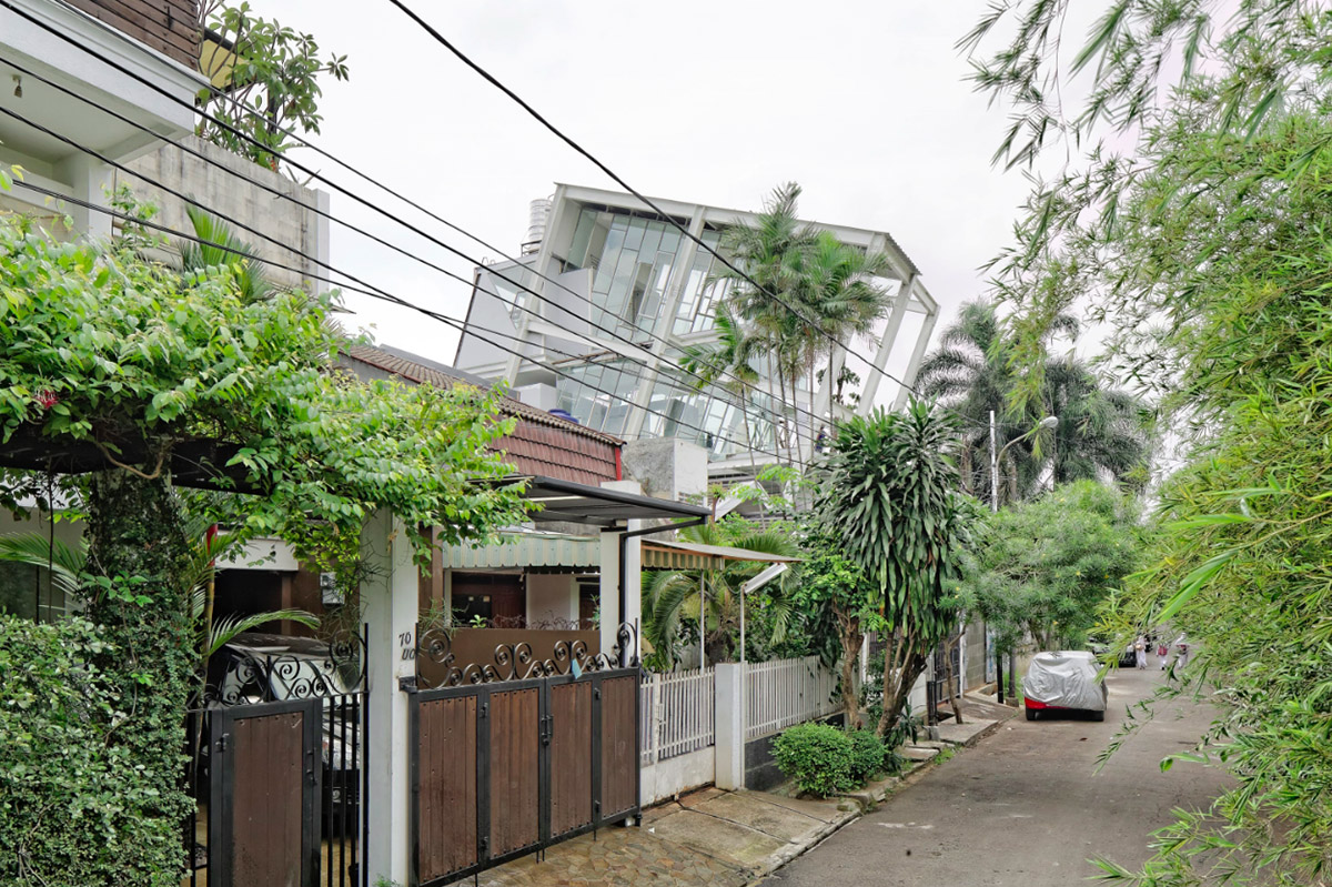 CG Loft House pretending seemingly to fall down acts as antithesis of classic Jakarta houses