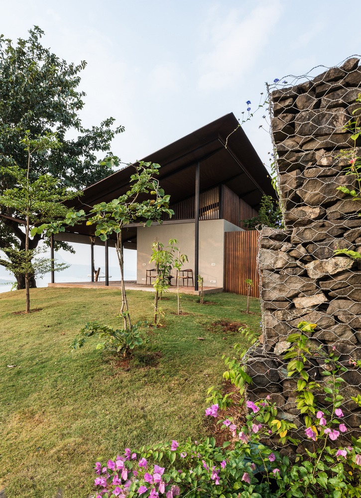 Spasm Design uses Y-shaped roof for collecting water and shading for Indian house