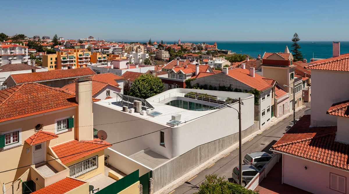 Antonio Costa Lima designs continuous inner gallery in Portugese house to overcome windowless fa&ccedil;ade