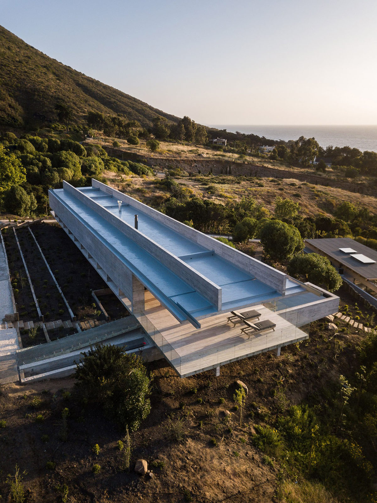 Felipe Assadi Arquitectos completes elongated house with protruding volumes in Chilean landscape