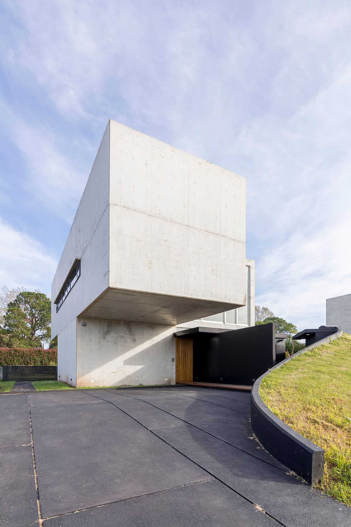 Brigati Polak Arquitectos completes Argentinian residence as detached from the existing slope