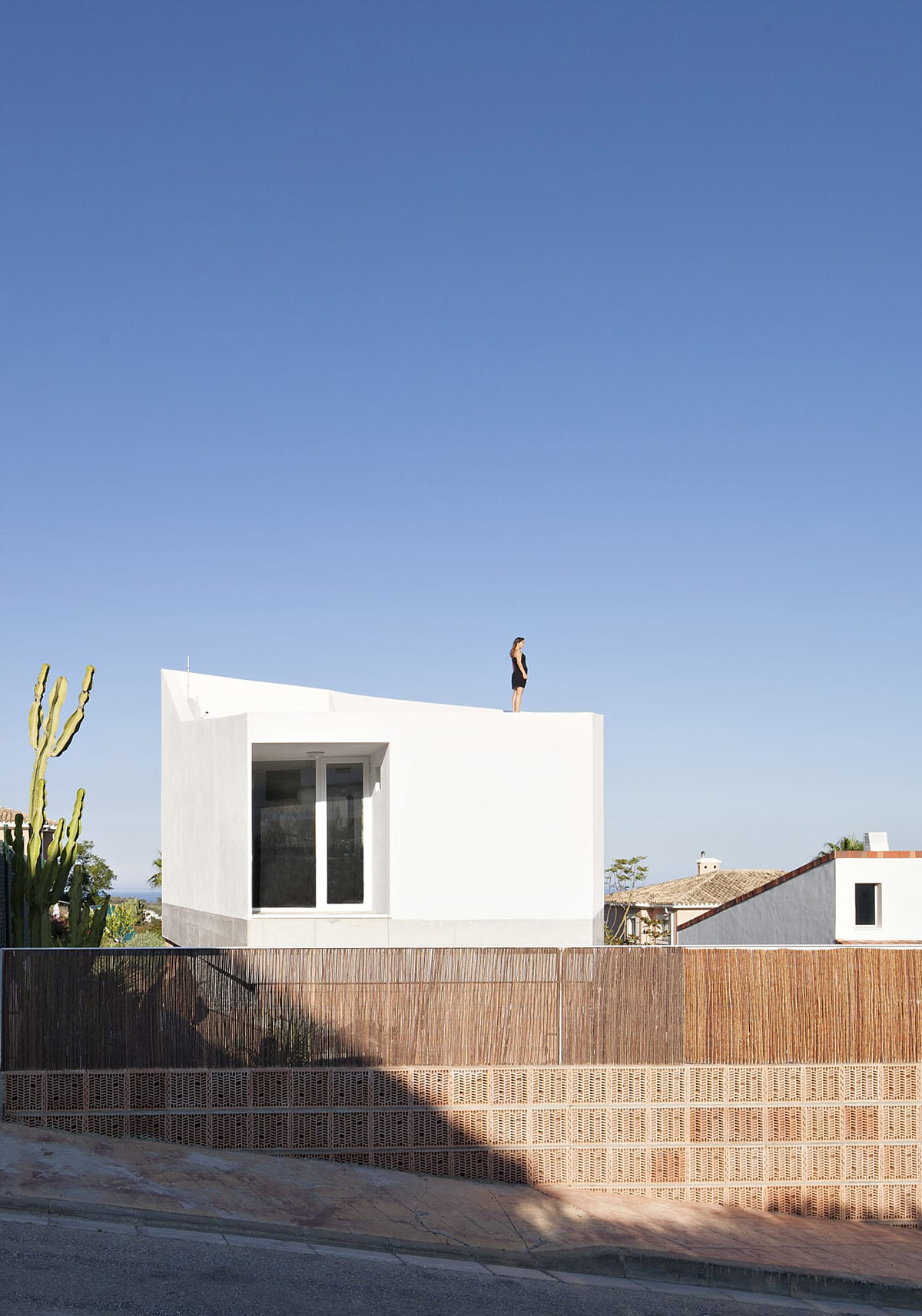 José Luis Muñoz's new holiday house shaped by the climatic conditions of the site in Spain