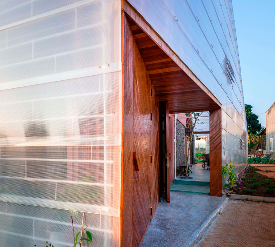 Atelier.tho.A renovated an unused house with translucent skin in Vietnam