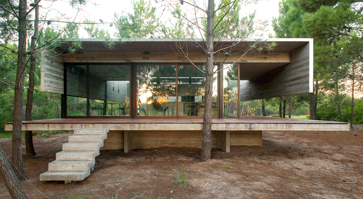 Partially open S+J family house by Luciano Kruk placed in the pine forest of Costa Esmeralda