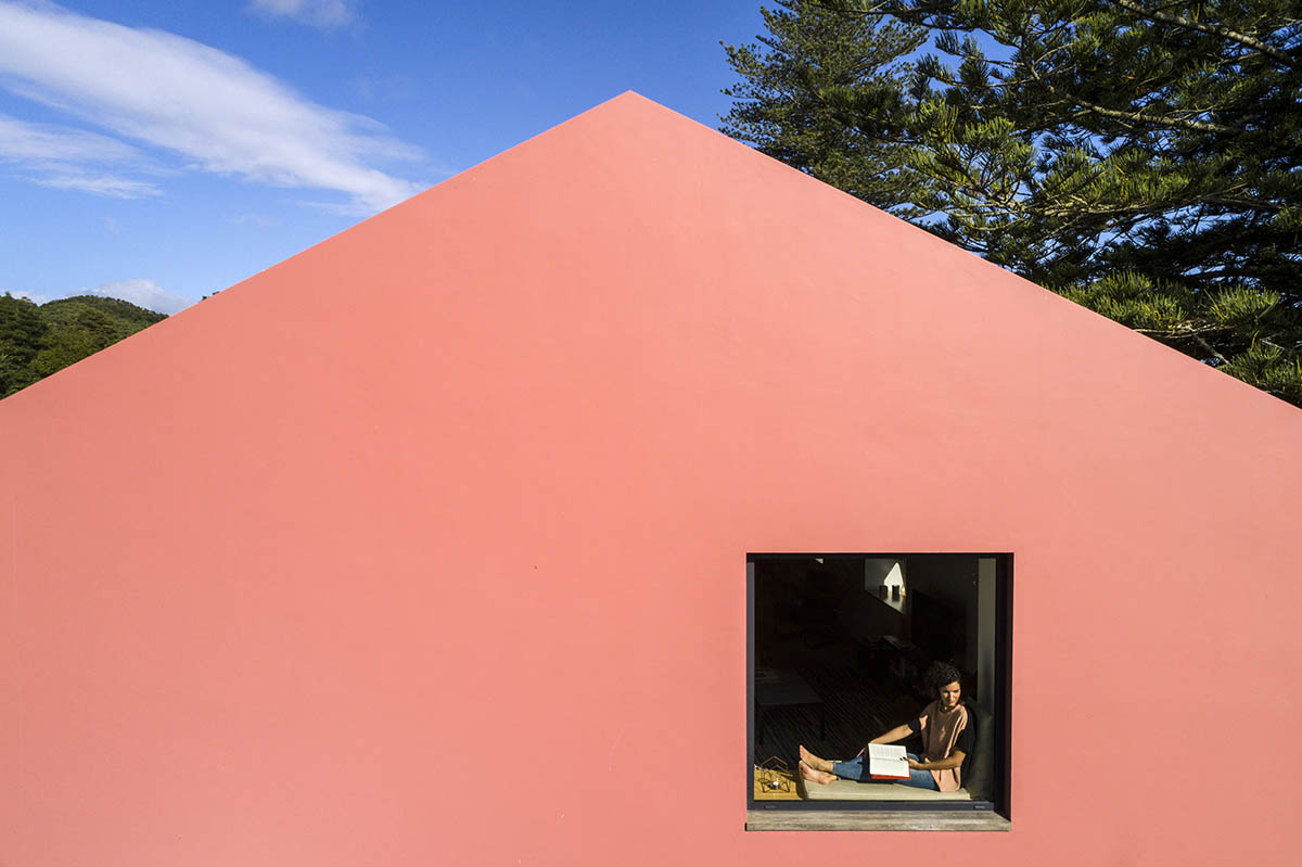 Mezzo Atelier transforms old barn into guesthouses featuring different hues of pink