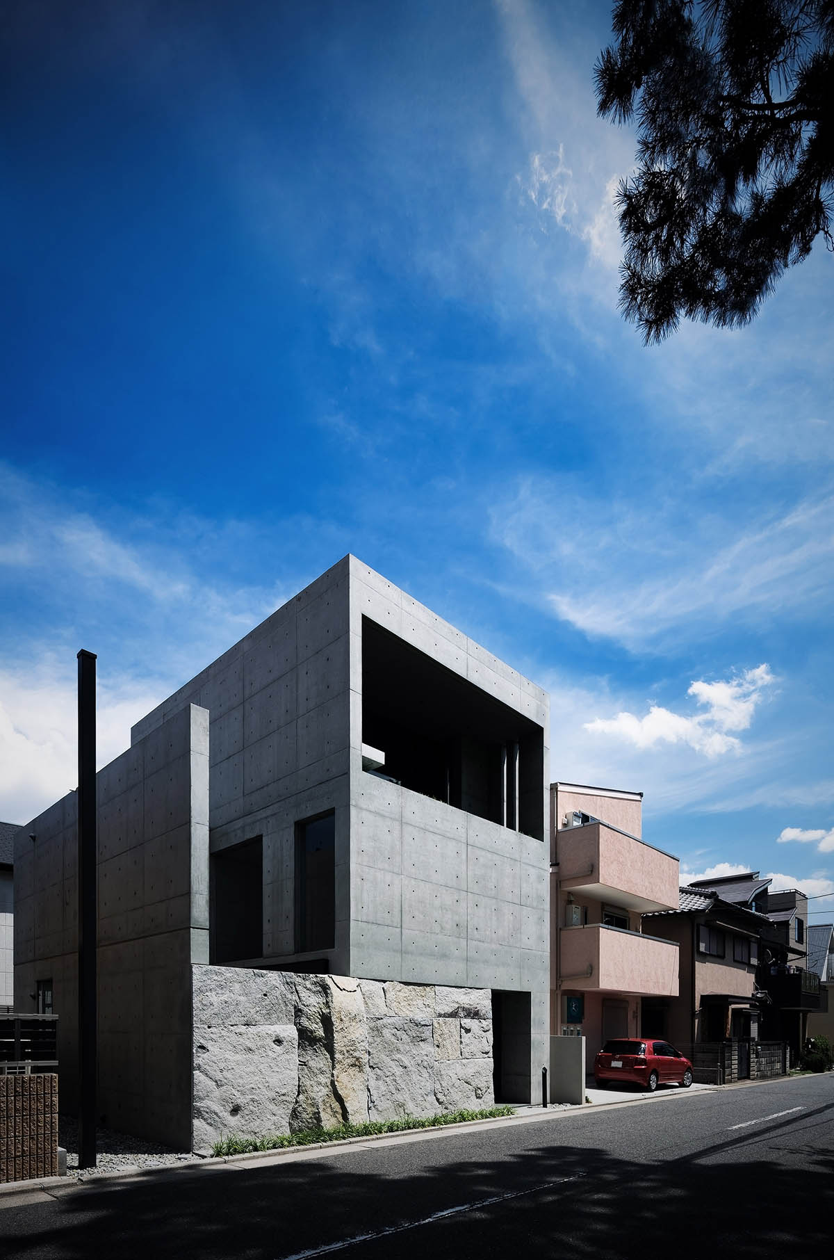 Gosize combines its office and residence on a natural stone base in Japan