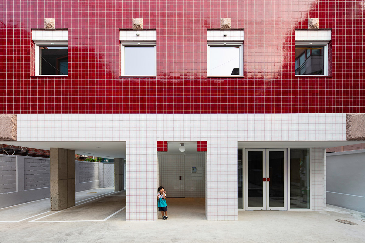 aoa architects uses red marble tiles to clad this apartment in South Korean neighborhood