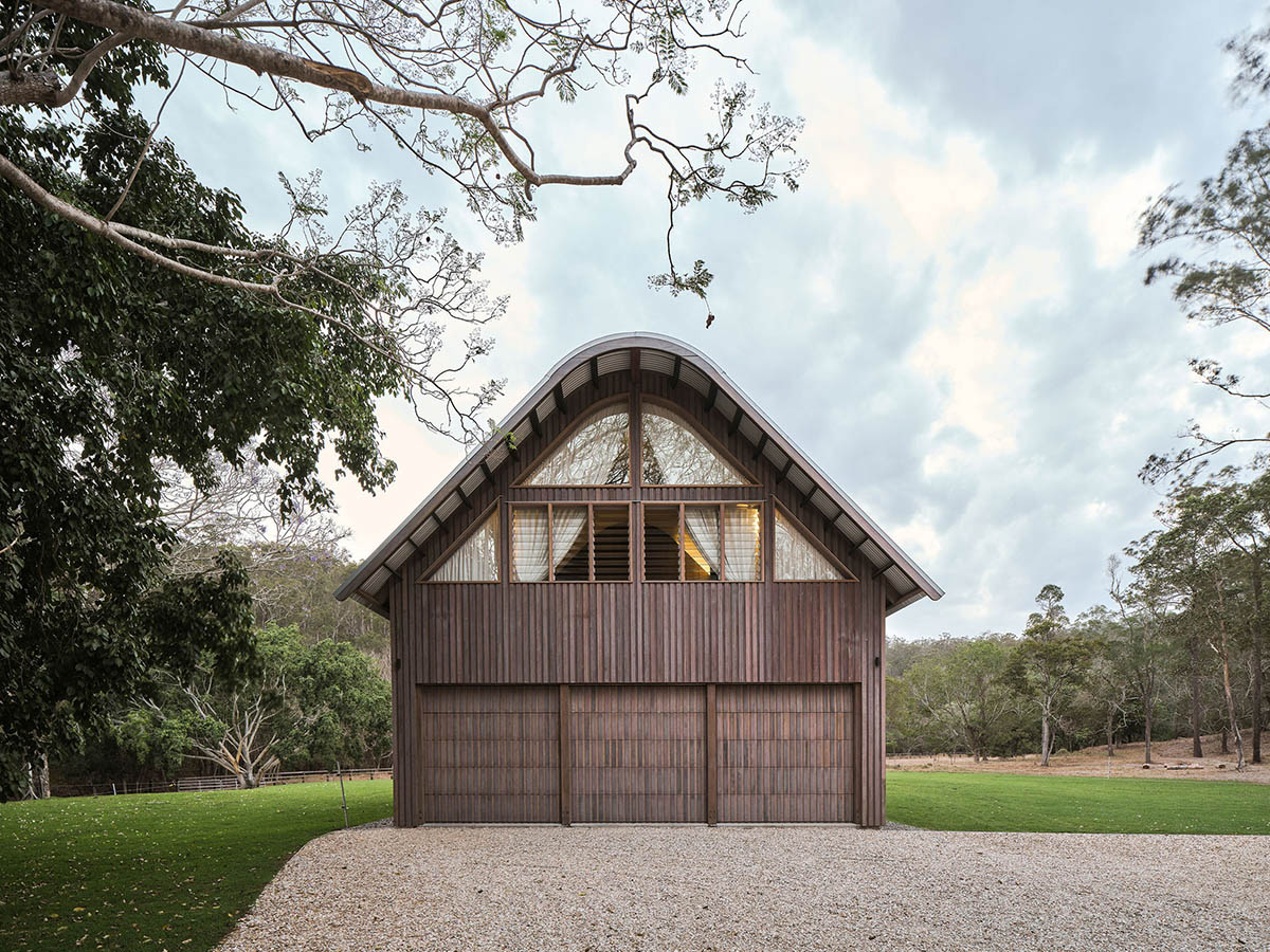 Paul Uhlmann Architects designs barn house featuring cathedral-like ceilings in Pullenvale