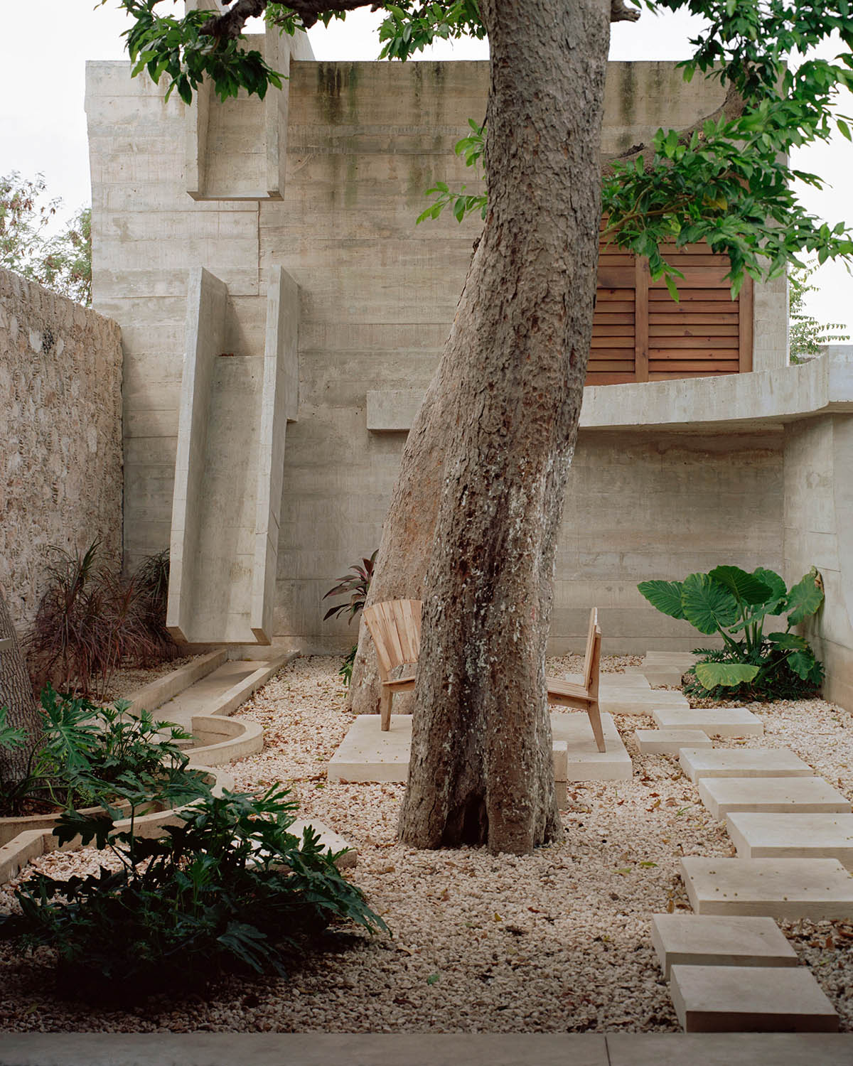 Ludwig Godefroy Architecture designs tropicalized Casa Mérida that references to Mayan antic culture