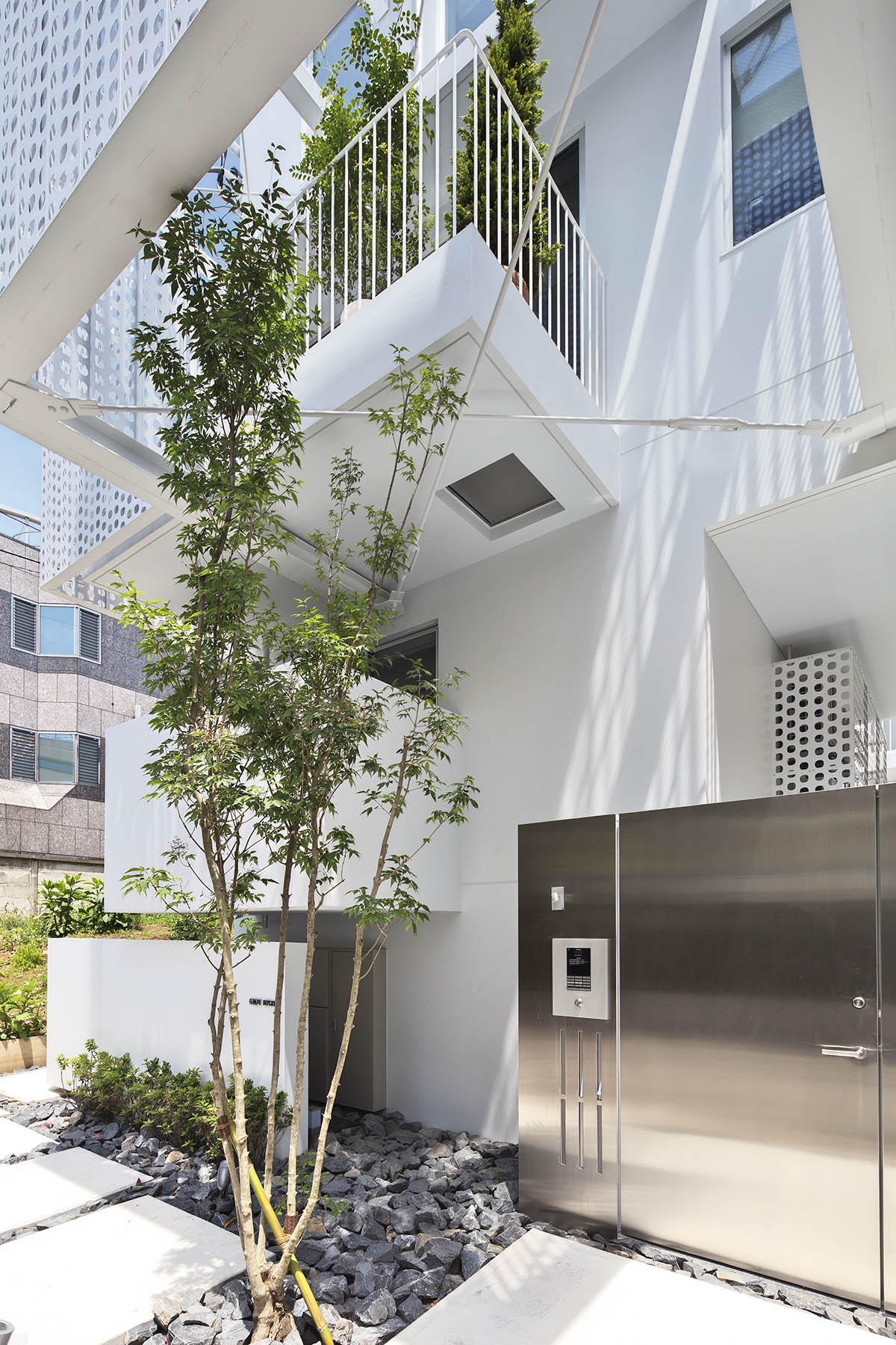 HMAA expands Minami-Azabu apartment with cantilevered volumes in a narrow site