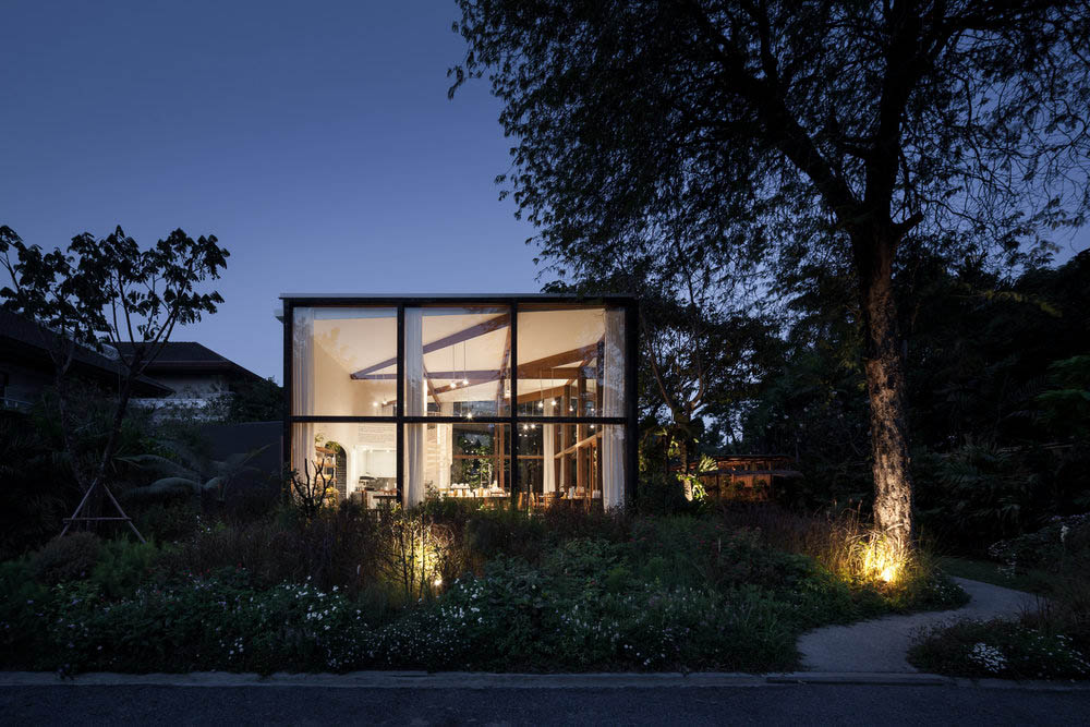 NitaProw designed an elegant transparent beauty shop within coconut trees of  Thonglor in Bangkok