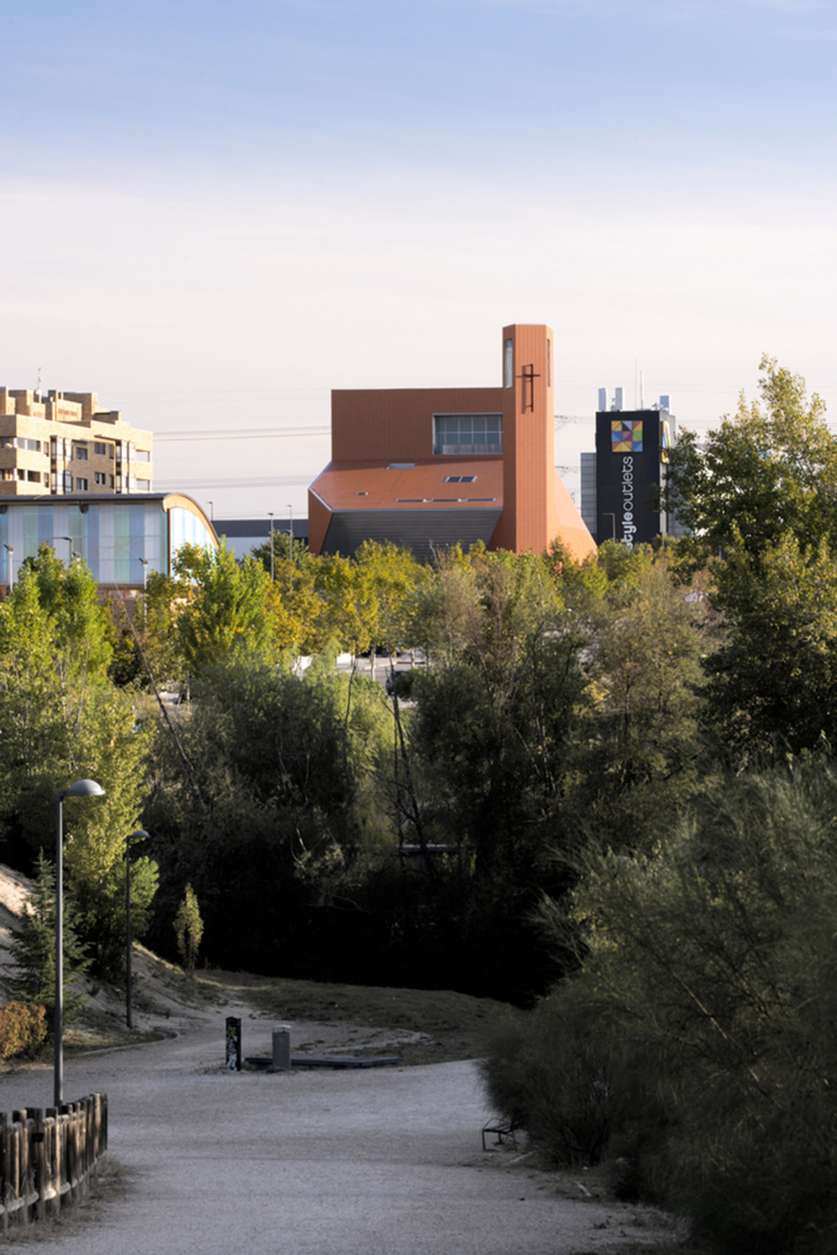 Ramón Fernández-Alonso built church complex with inclined surfaces dressed by warm colors in Madrid