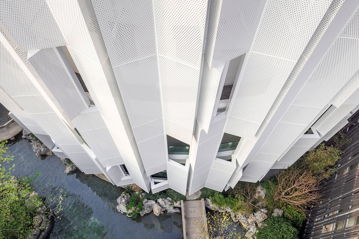 An Art Museum veiled by pleated aluminium panels creates mysticism between inside and outside