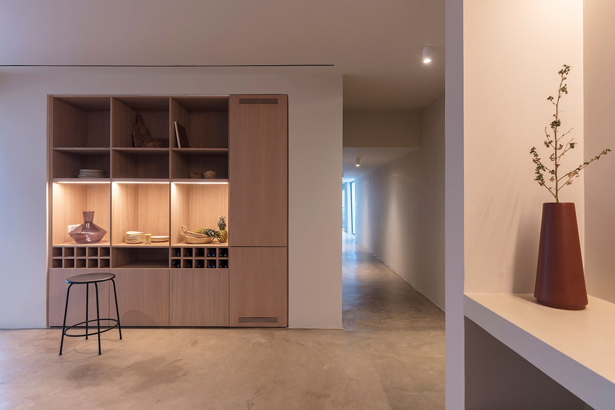 Kapsimalis Architects adds this summer villa featuring orthogonal lines to the Santorini Island