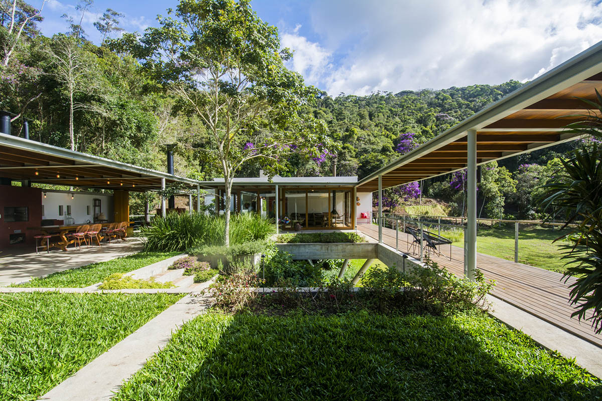 Only eight points support this linear spaceship-looking volume in the hills of Rio de Janeiro