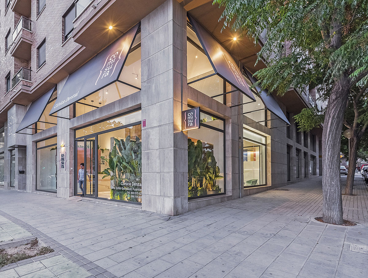 Pablo Muñoz Payá Arquitectos completes Comisura Dental Surgery with bright and colorful interiors