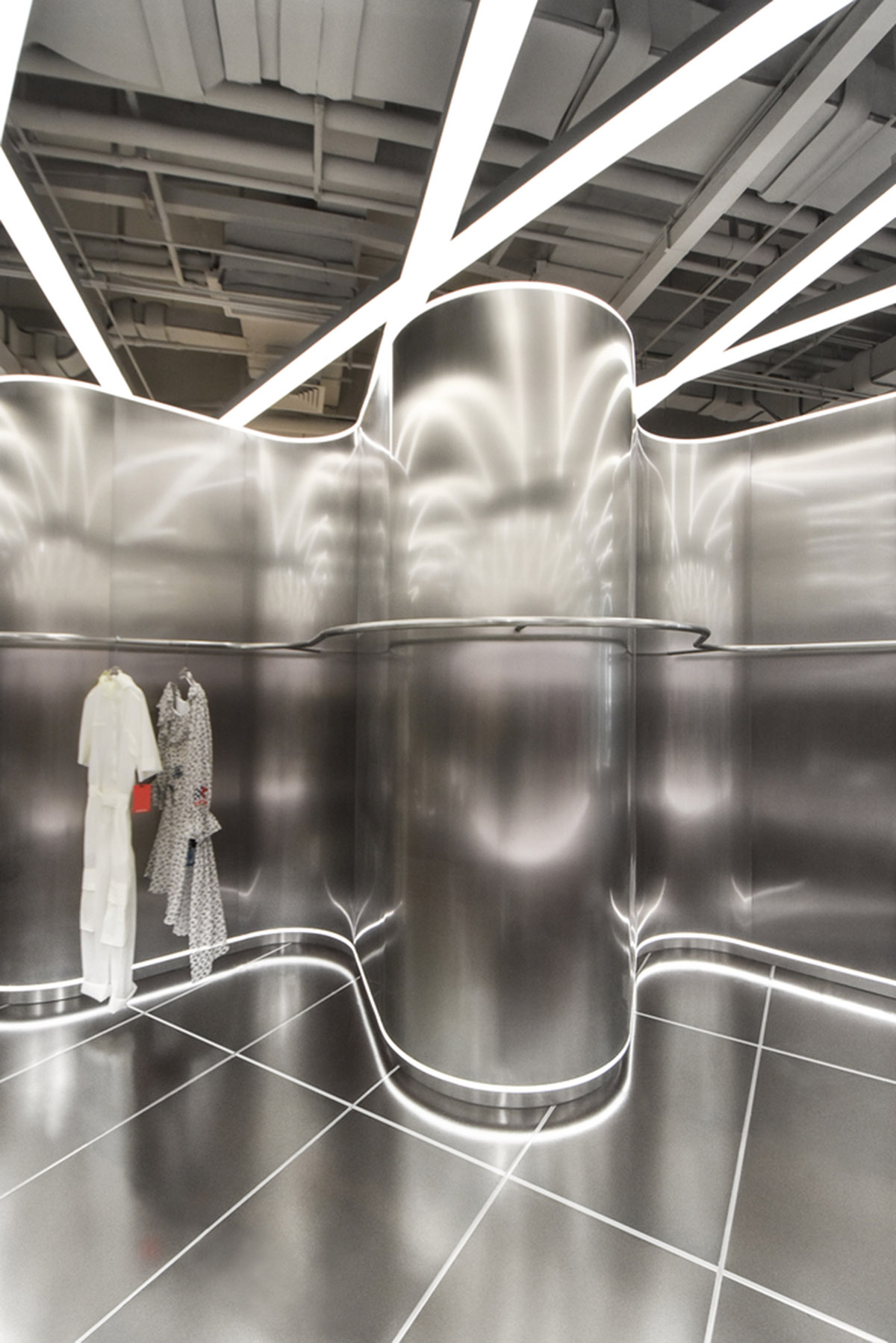 RAMOPRIMO uses steel curved walls to highlight garments in the interior of fashion store in China
