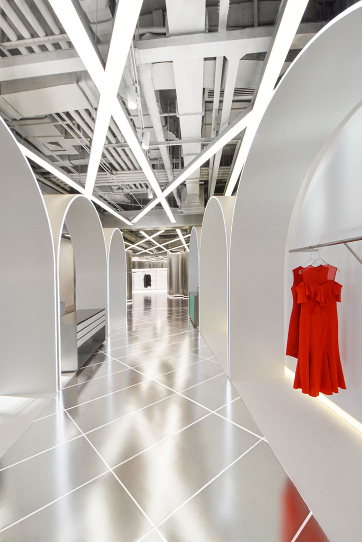 RAMOPRIMO uses steel curved walls to highlight garments in the interior of fashion store in China