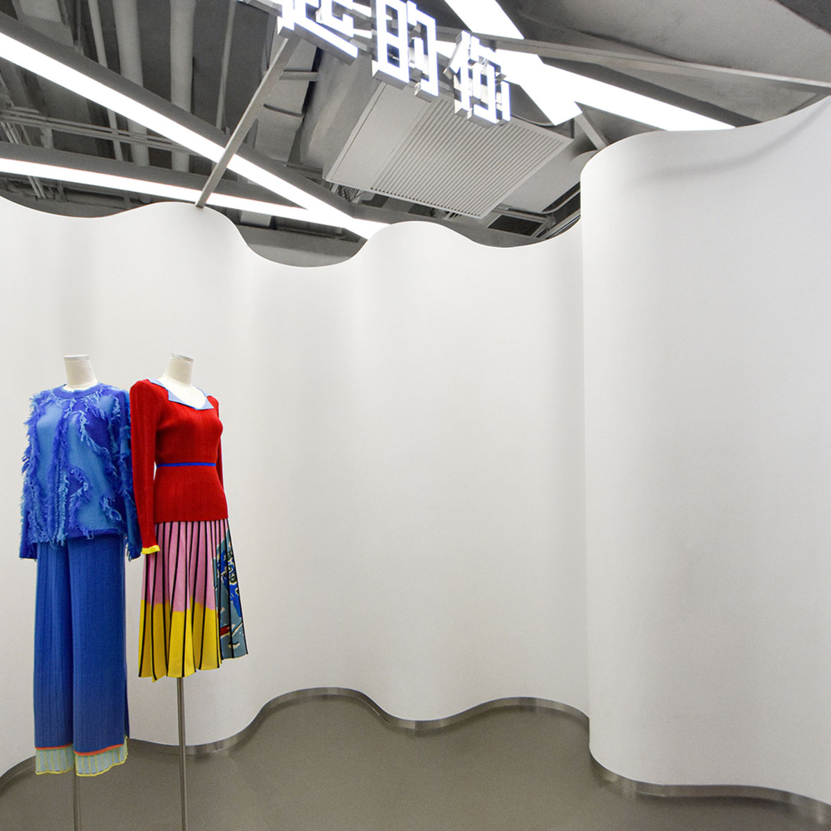 RAMOPRIMO uses steel curved walls to highlight garments in the interior of fashion store in China
