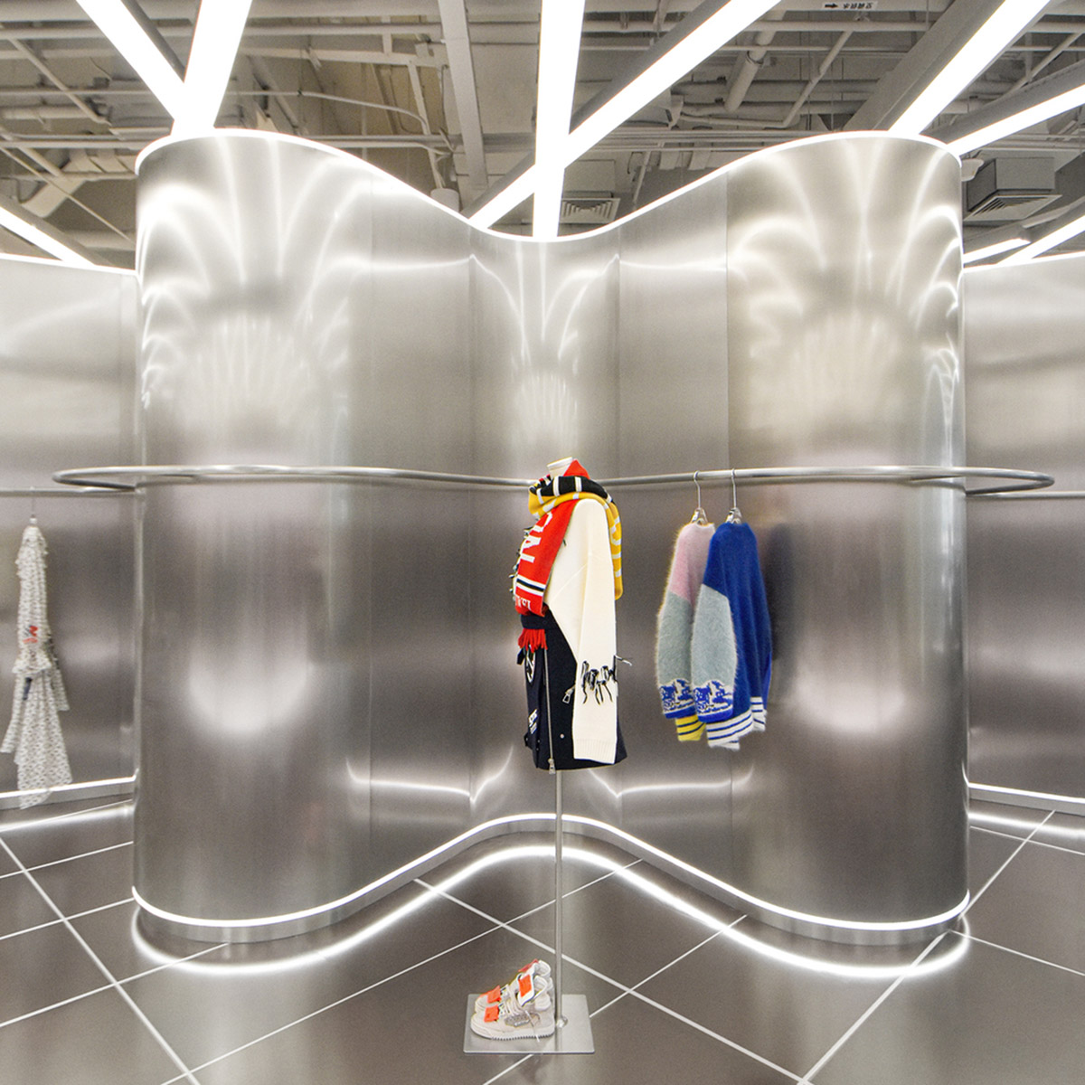 RAMOPRIMO uses steel curved walls to highlight garments in the interior of fashion store in China