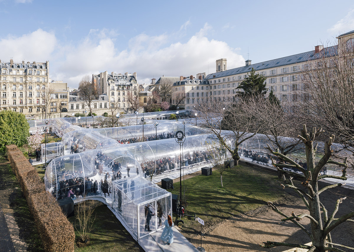 Dosis designs continuous inflatable stage for KENZO s Fall Winter