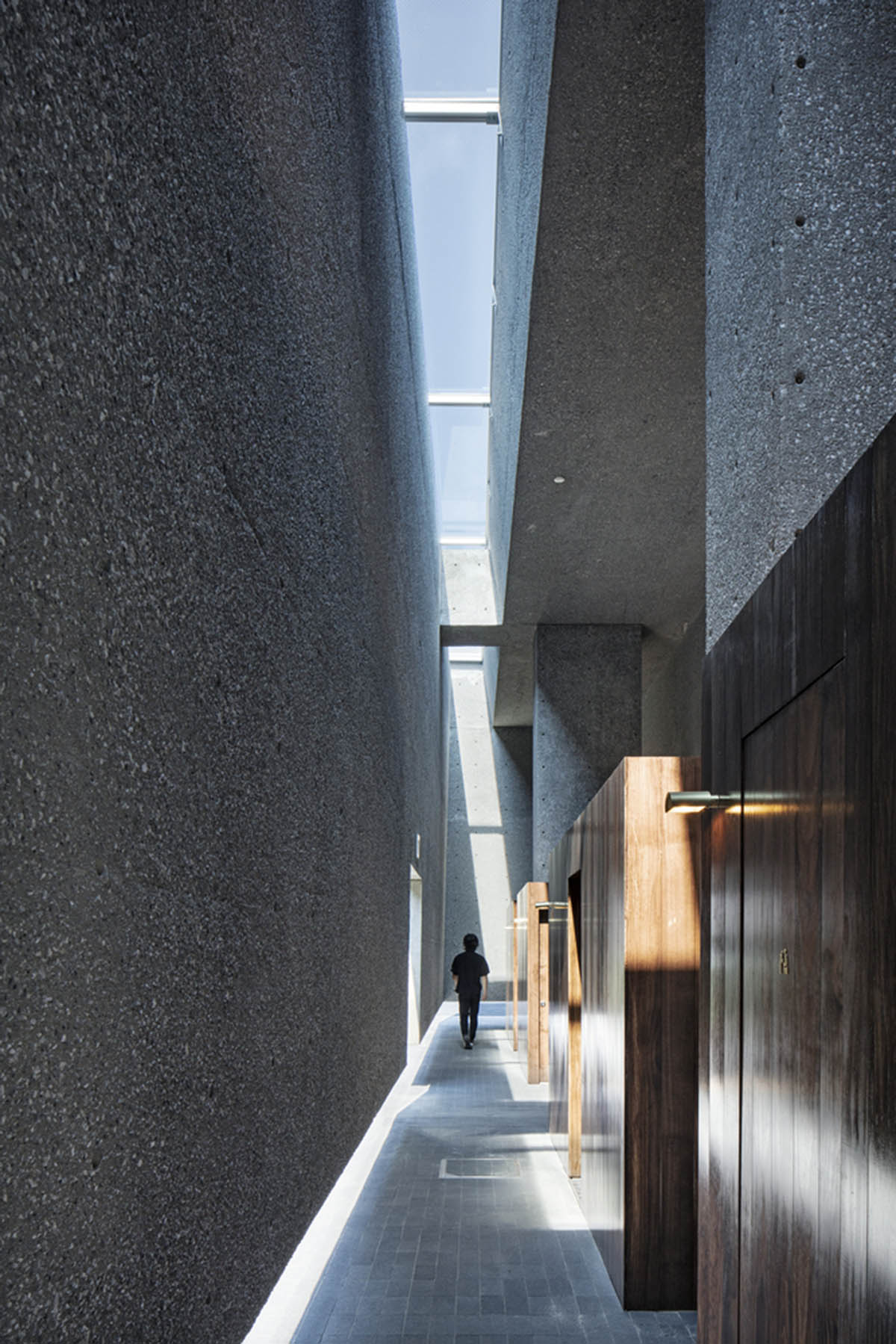 Suppose Design Office encloses public toilets with floating concrete walls in Japan