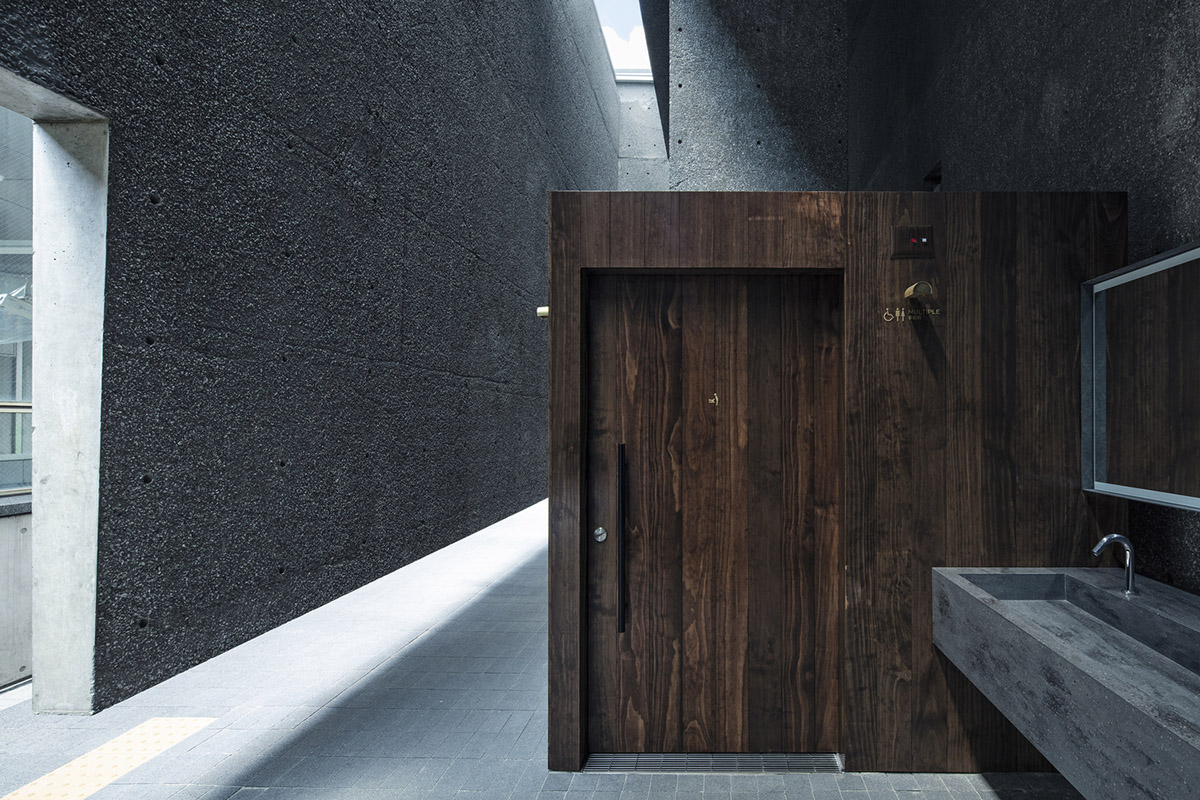 Suppose Design Office encloses public toilets with floating concrete walls in Japan