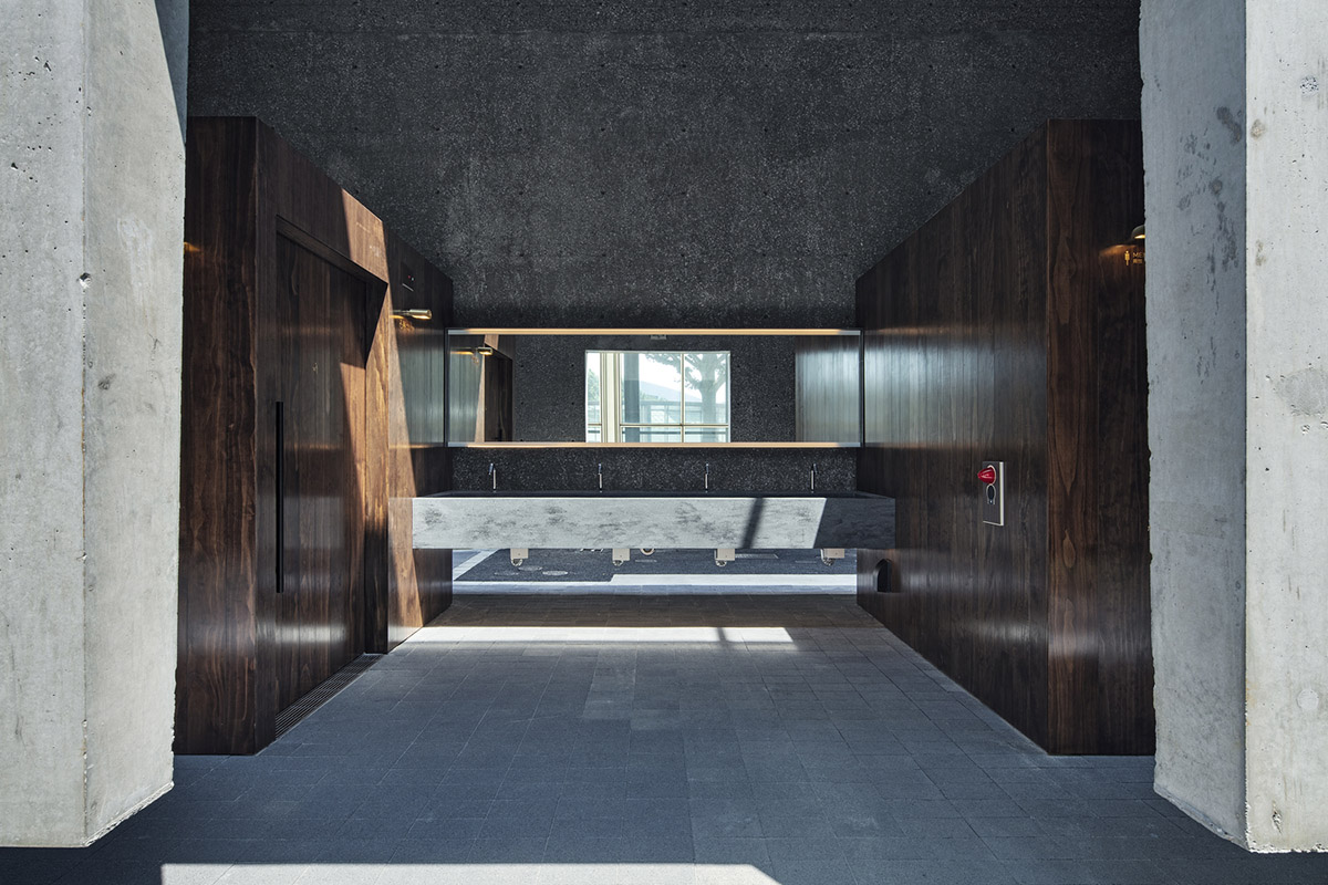 Suppose Design Office encloses public toilets with floating concrete walls in Japan