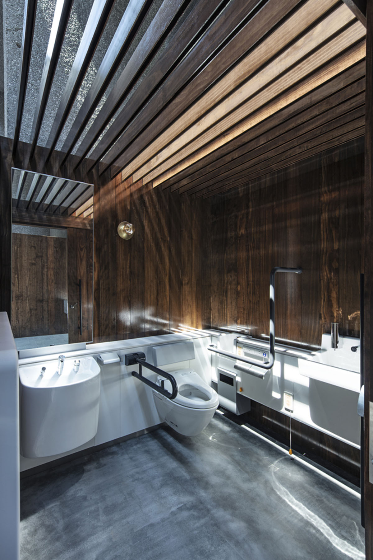 Suppose Design Office encloses public toilets with floating concrete walls in Japan