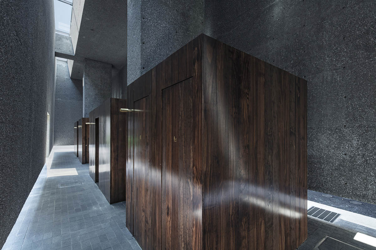 Suppose Design Office encloses public toilets with floating concrete walls in Japan