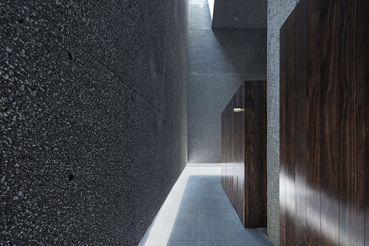 Suppose Design Office encloses public toilets with floating concrete walls in Japan