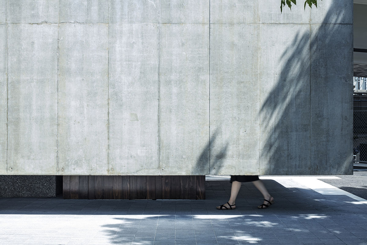 Suppose Design Office encloses public toilets with floating concrete walls in Japan