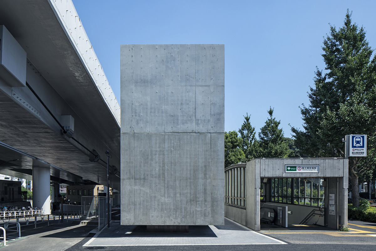 Suppose Design Office encloses public toilets with floating concrete walls in Japan