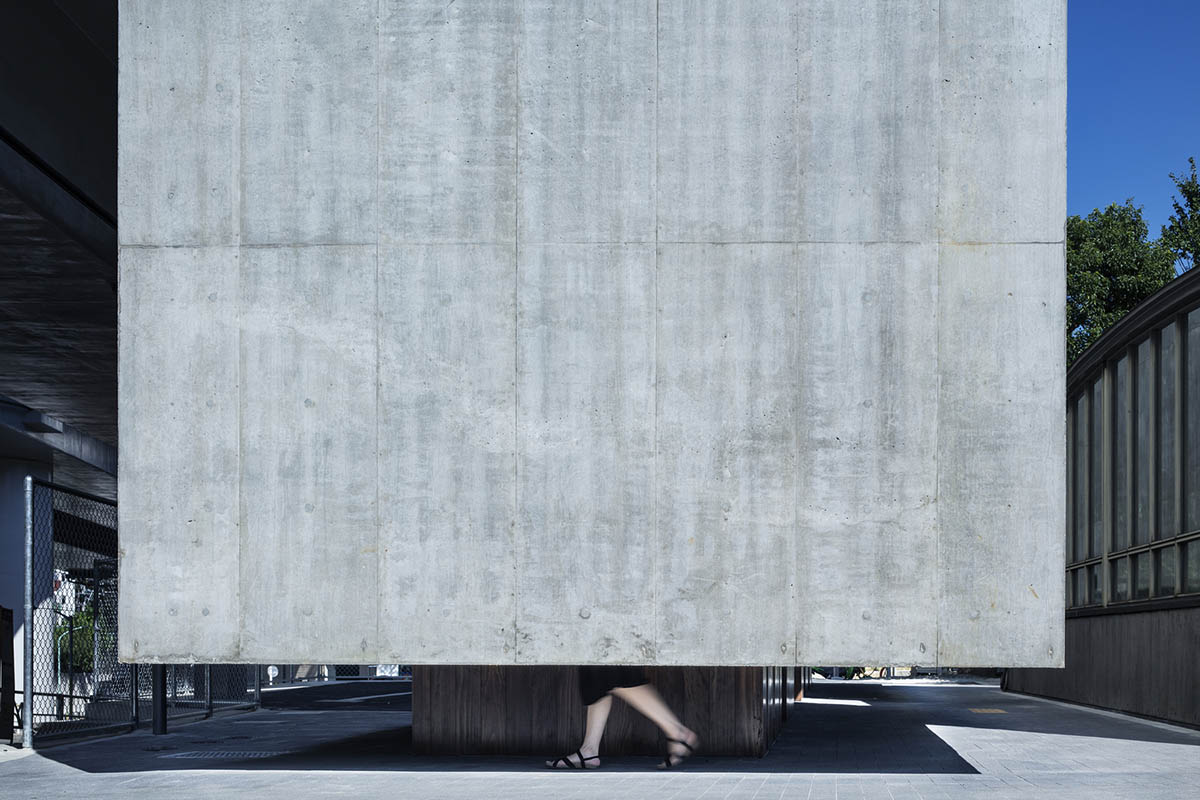 Suppose Design Office encloses public toilets with floating concrete walls in Japan