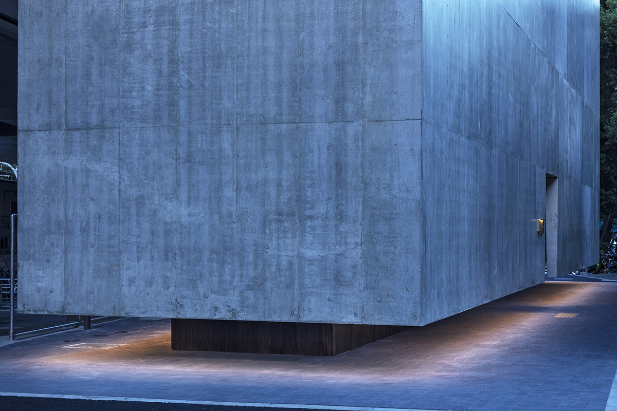 Suppose Design Office encloses public toilets with floating concrete walls in Japan