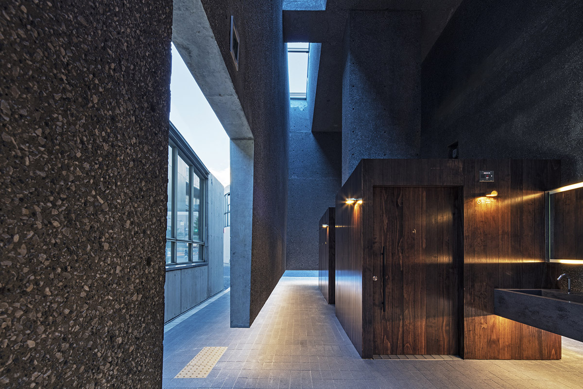 Suppose Design Office encloses public toilets with floating concrete walls in Japan