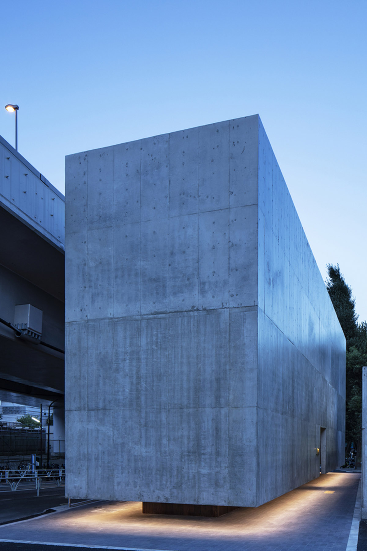 Suppose Design Office encloses public toilets with floating concrete walls in Japan
