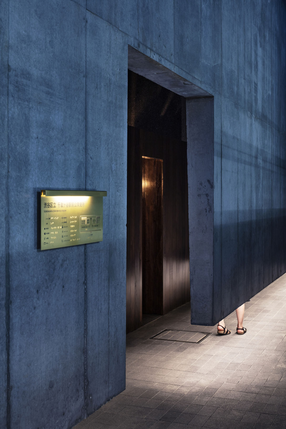 Suppose Design Office encloses public toilets with floating concrete walls in Japan