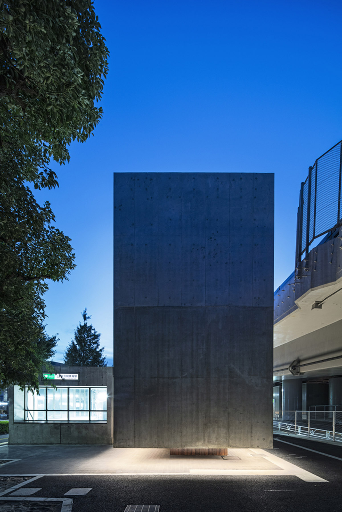 Suppose Design Office encloses public toilets with floating concrete walls in Japan