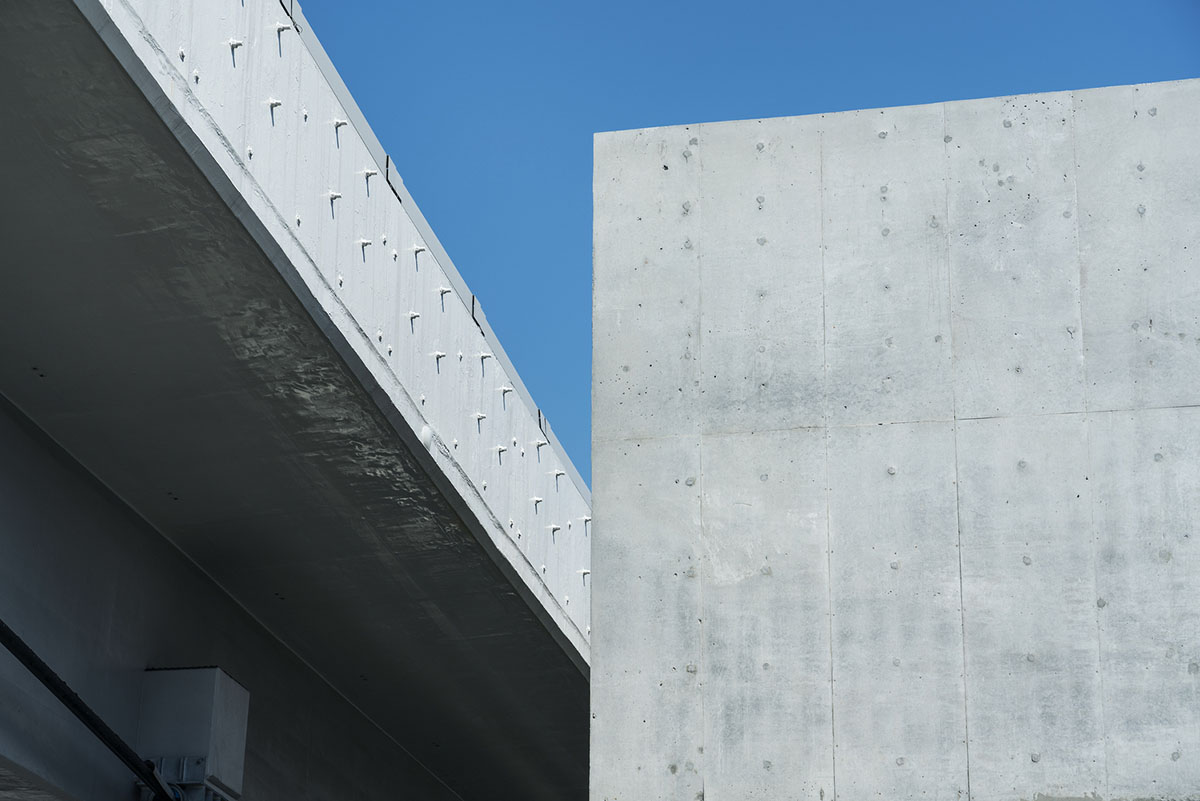 Suppose Design Office encloses public toilets with floating concrete walls in Japan